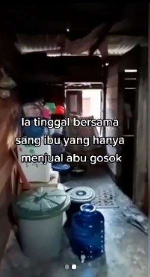 Tinggal dengan Sang Ibu yang Berjualan Abu Gosok