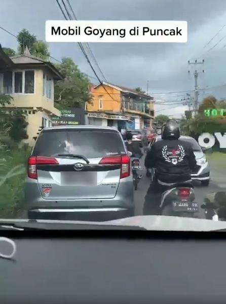 Padahal tak jauh dari situ ada hotel.
