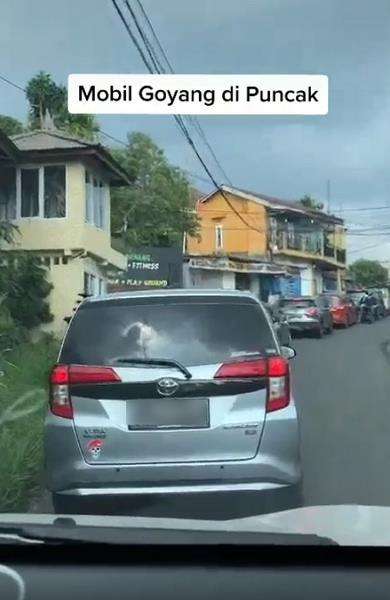 Heboh mobil goyang-goyang di jalur Puncak yang lagi macet.