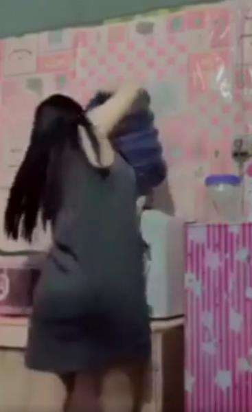 Posisi dispenser yang tinggi membuatnya gagal mengangkat galon.