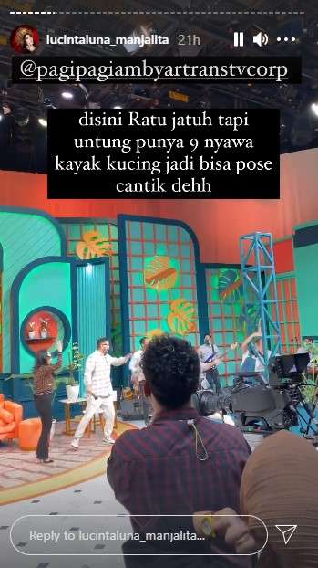 Lucinta Luna terjatuh
