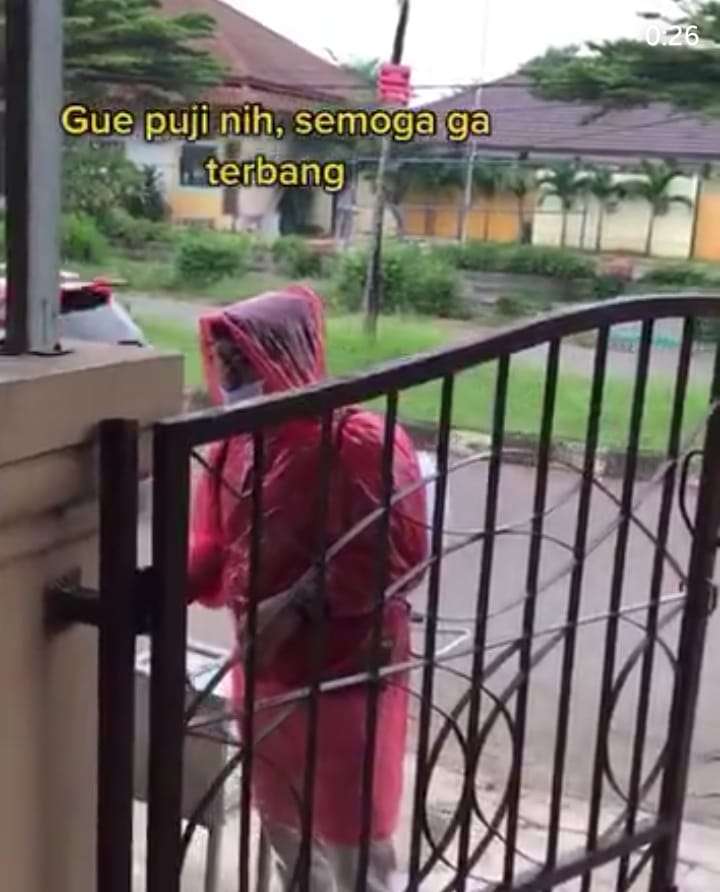 Pria Terperosok ke Selokan