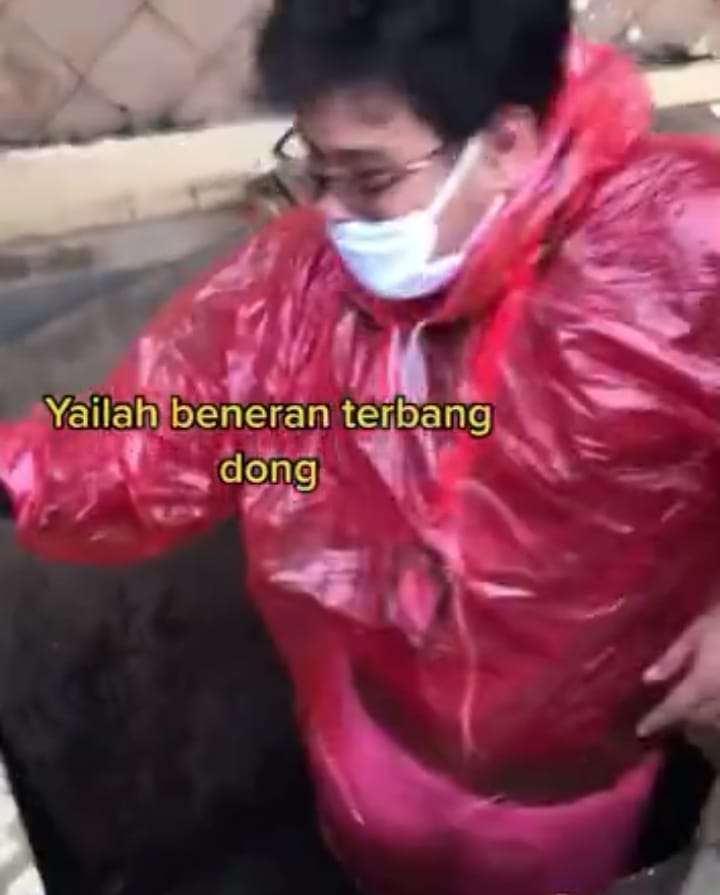 Dibantu Temannya Keluar dari Selokan