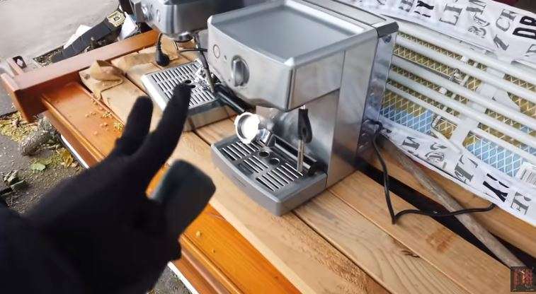 Ada mesin kopi yang menjadi rongsokan.