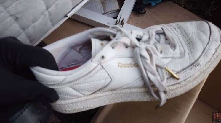 Sepatu Reebok juga dibuang.