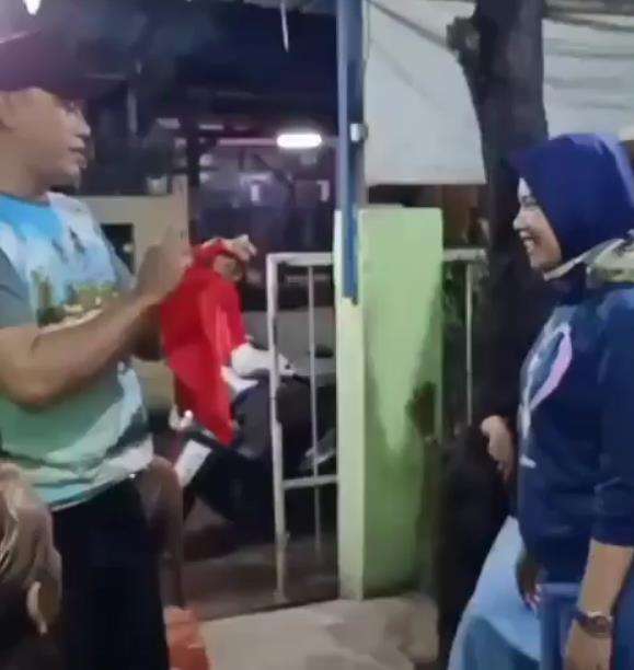 Aksi sulap celana tercabut keluar bikin emak-emak malah kegirangan.