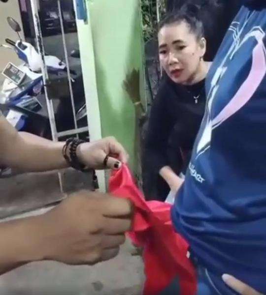 Aksi sulap celana tercabut keluar bikin emak-emak malah kegirangan.
