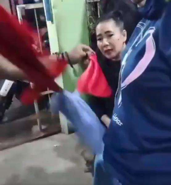 Ternyata celana dalam emak-emak ikut tercabut keluar.