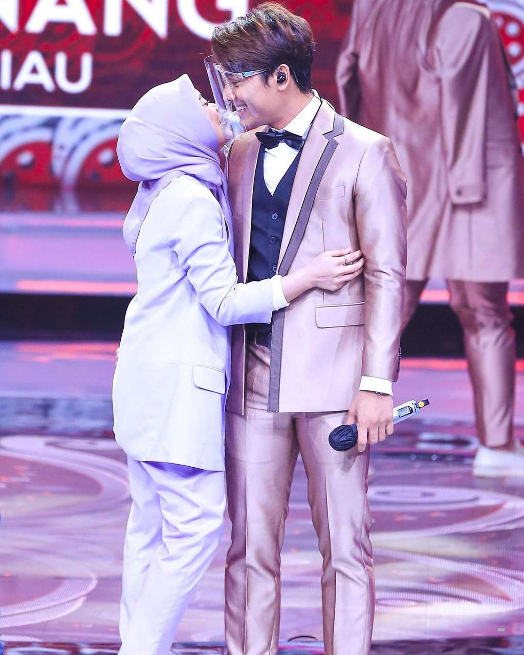 Tampil Romantis di Panggung