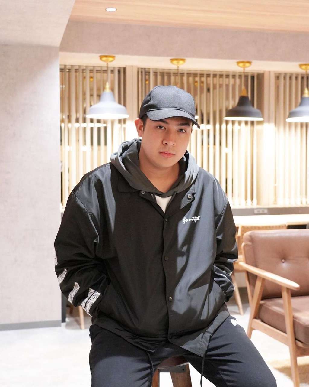 Pakai Jaket Hitam dengan Gaya Sok Cuek