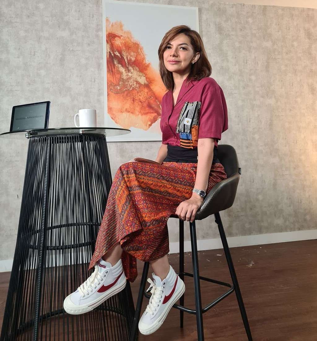 Outfit Serba Maroon dengan Sneakers Putih