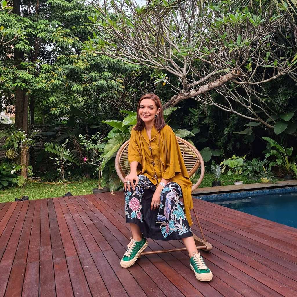 Kombinasi Baju Mustard dan Bawahan Batik serta Sneakers Hijau