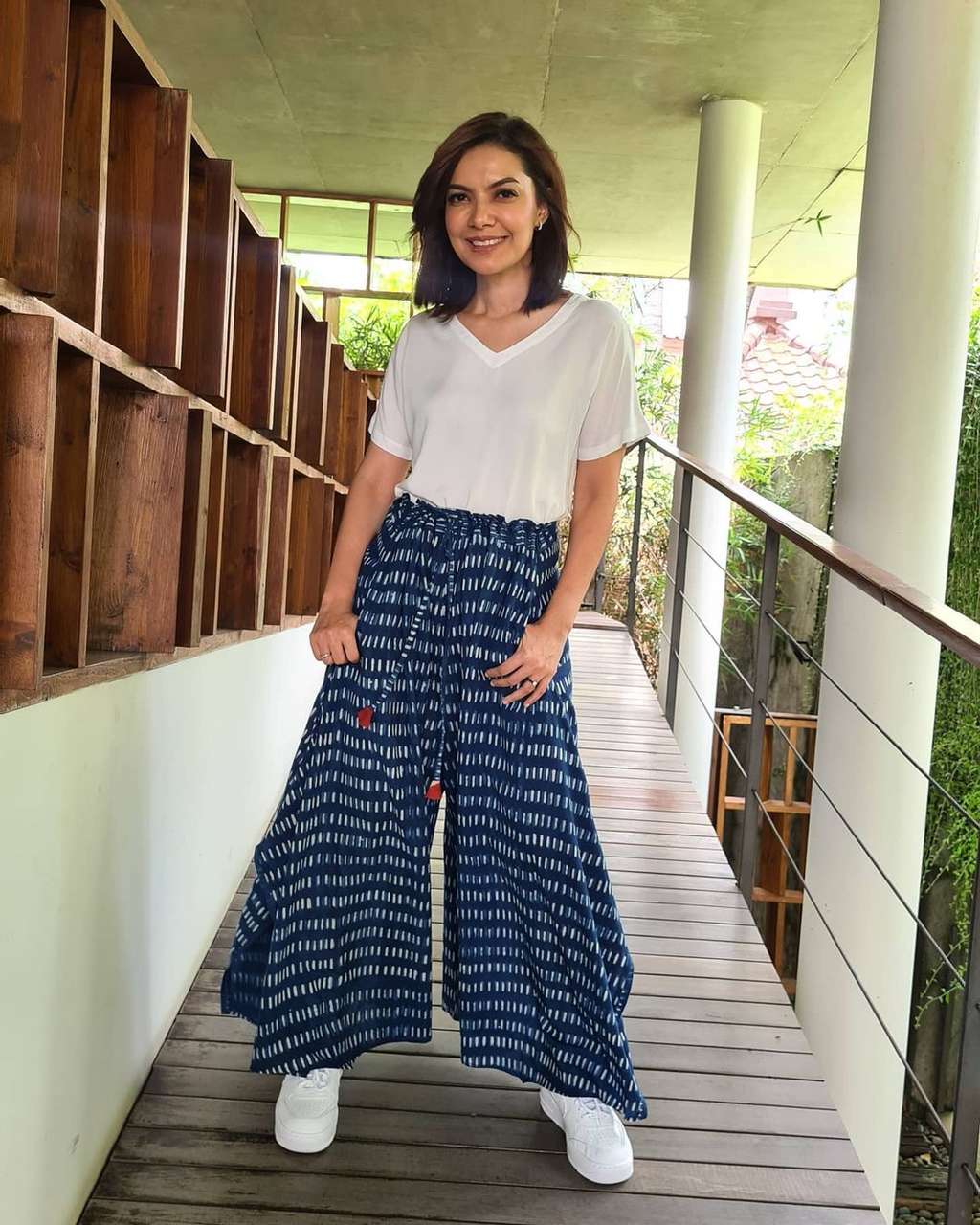 Tampil Simpel dengan Kaos Putih dan Kulot