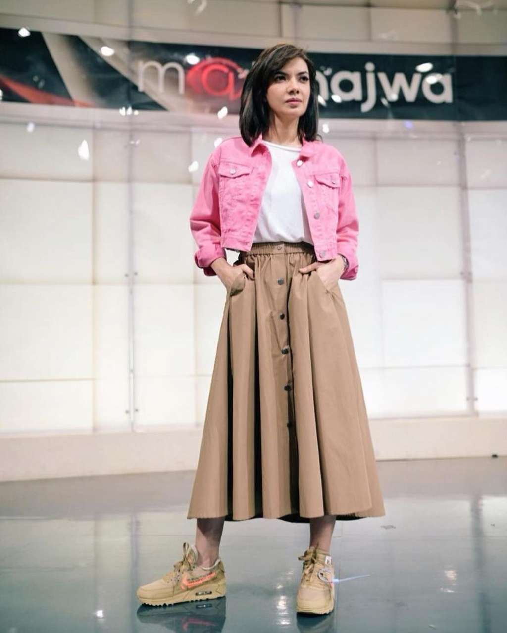 Makin Fresh dengan Jaket Pink dan Rok Krem