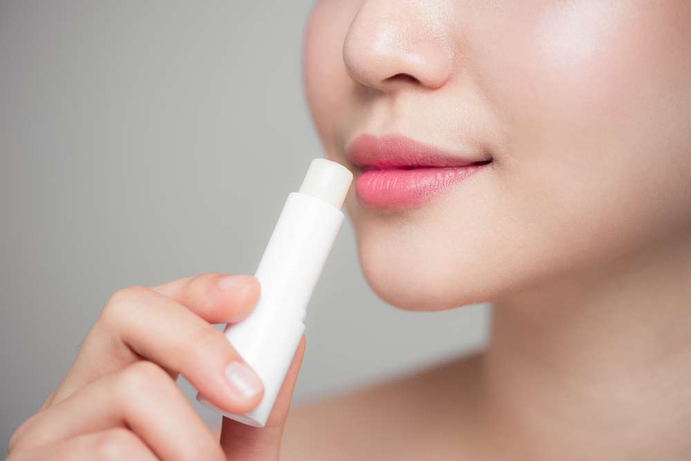 Memakai Lip Balm