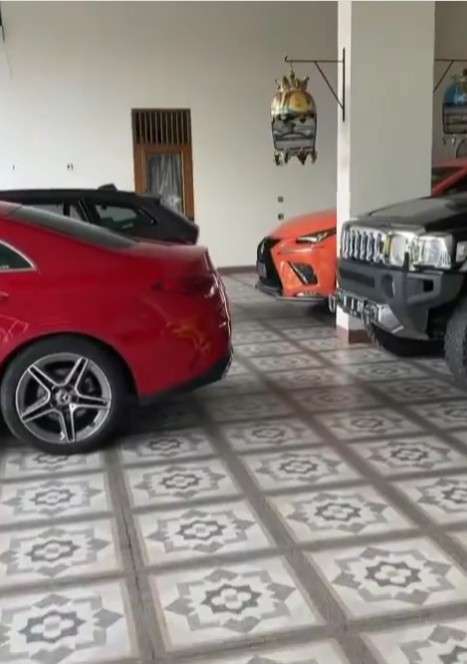 Deretan mobil mewah