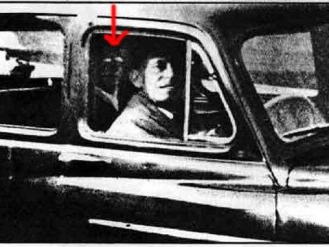 Hantu di Kursi Belakang Mobil Hantu di Kursi Belakang Mobil