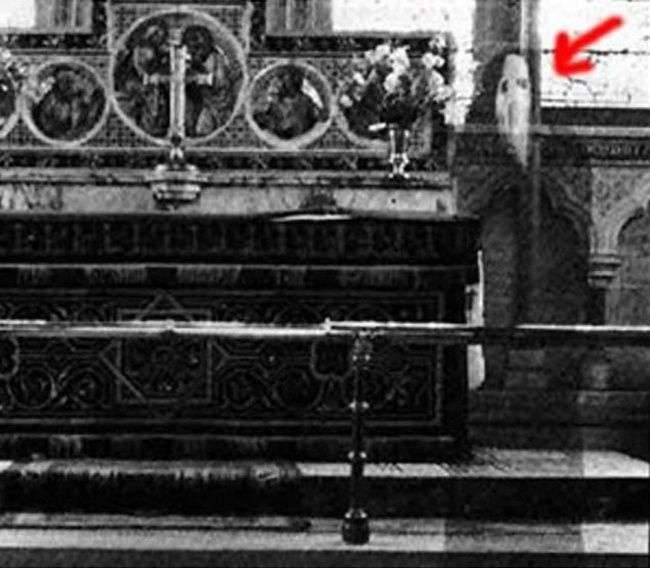 Hantu di Gereja Hantu di Gereja
