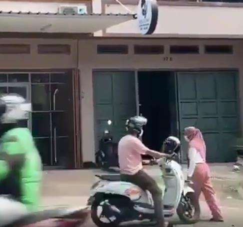 Keduanya terus bertengkar di pinggir jalan.