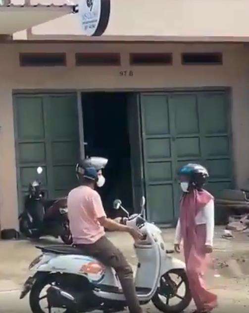 Si wanita tampak kesal dengan pacanya.