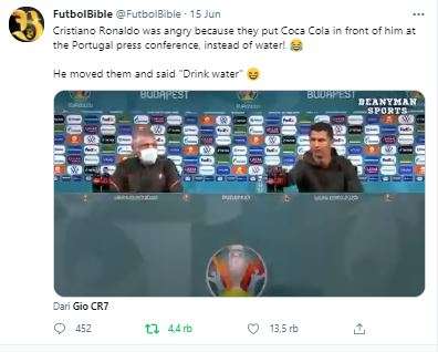 Cristiano Ronaldo menggeser dua botol Coca Cola dari mejanya.