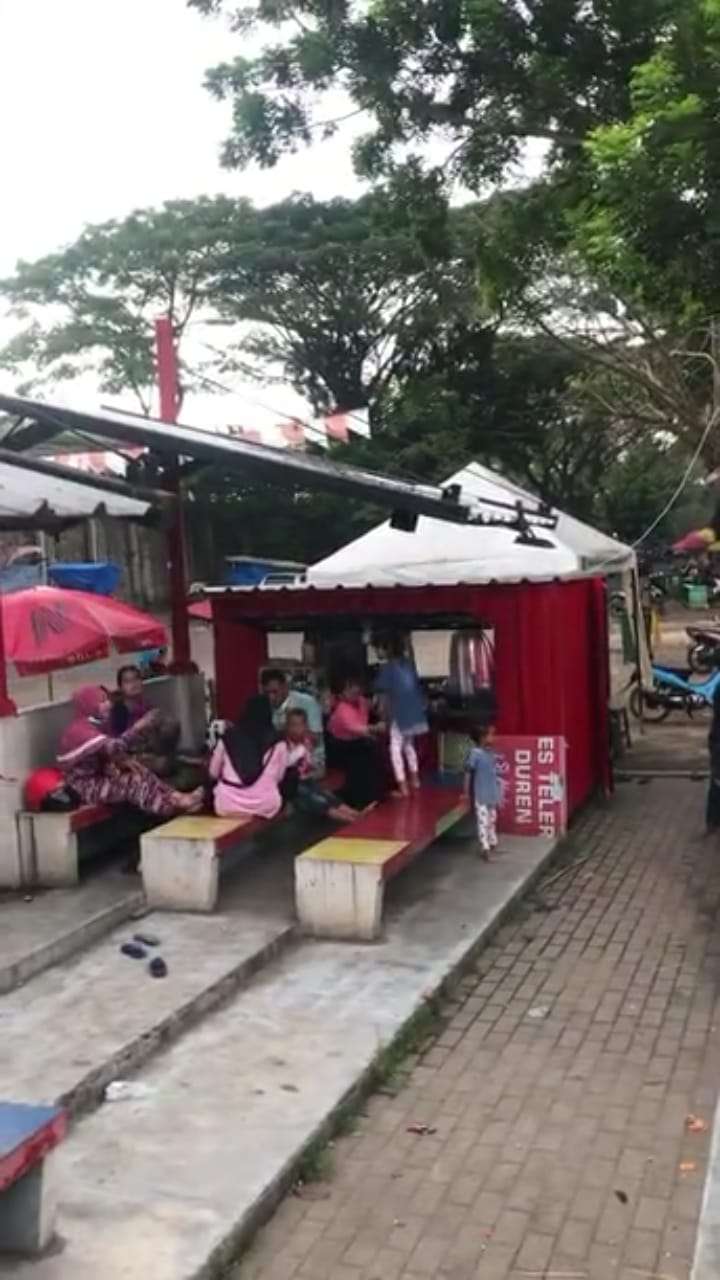 Emak-emak Memarahi Sekelompok Pesepeda BMX