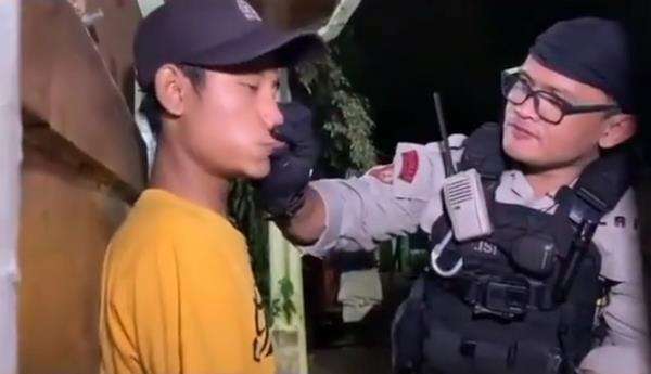 Tak jujur saat diinterogasi, bibir remaja diremas karena gemas.