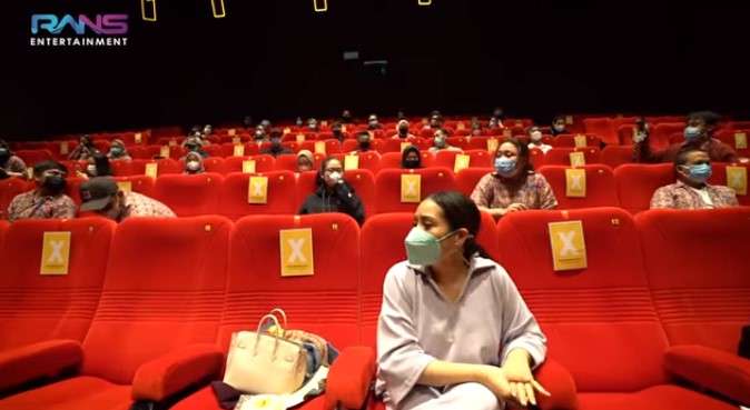 Nagita Slavina nonton bareng karyawan Nagita Slavina nonton bareng karyawan