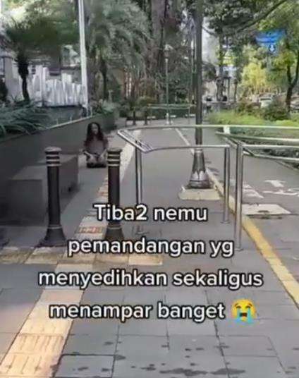 orang dengan gangguan jiwa sholat di trotoar.