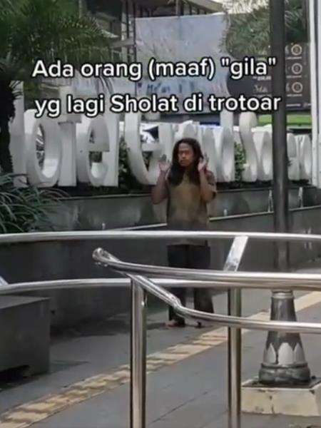 ODGJ sholat dengan khusyuknya.