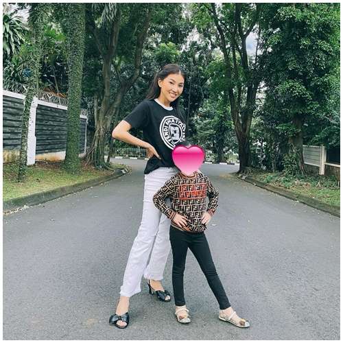 Simpel dengan Kaos dan Celana Panjang