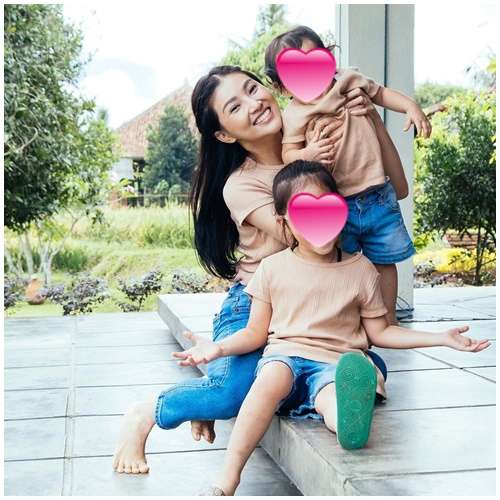 Kompakan Pakai Kaos dan Jeans