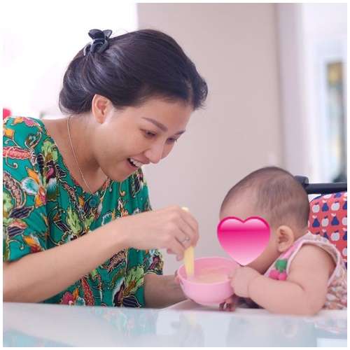 Menyuapi Thalia Pakai Daster