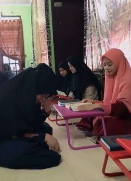 Santriwati menangis saat terakhir setoran hafalan Alquran.