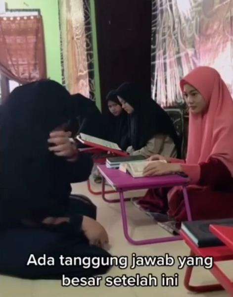 Santriwati nangis saat setor hafalan terakhir  Alquran.
