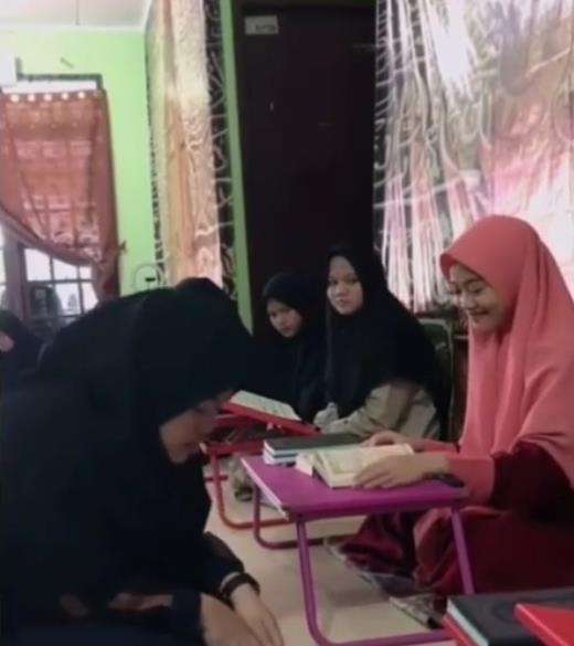 Netizen terpesona dengan sang ustazah berjilbab pink.