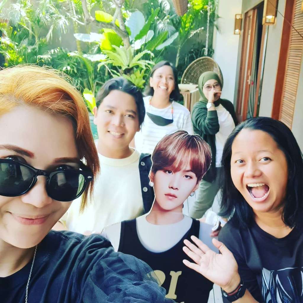 Wajib Foto Bareng Sama Suga