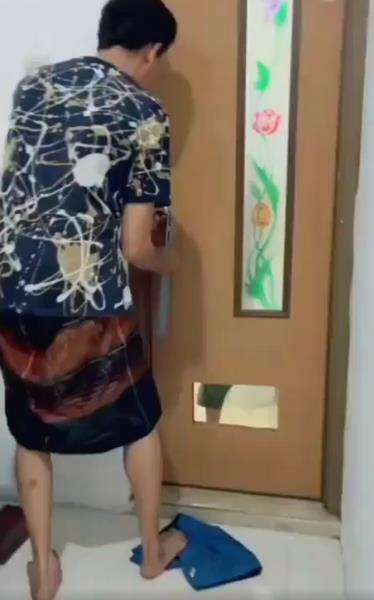 Suami berusaha keluarkan istri yang terkunci dalam kamar mandi.