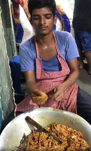 Tanpa sarung tangan atau plastik, penjual mengambil adonan dari wajan.