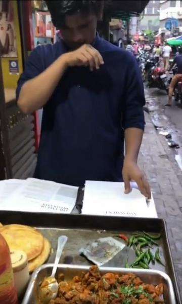 Yang membungkus mengusap bibir pakai tangan.