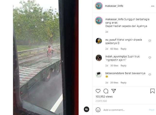 Truk mengangkut dua sepeda anak.