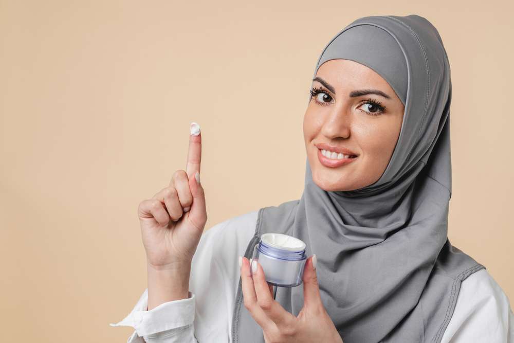 Memakai Produk Perawatan Kulit