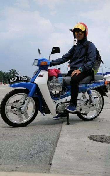 Wak Sarep dengan motor tuanya.