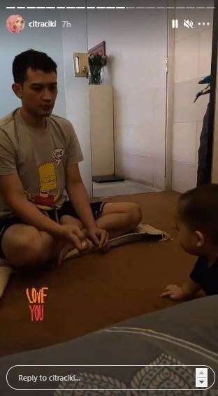 Citra Kirana membagikan momen sang suami yang sedang bermain dengan anaknya.