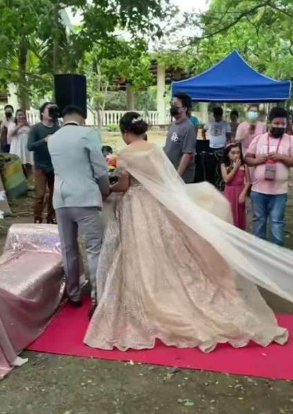 Detik-detik mengejutkan saat pengantin mau duduk di pelaminan.