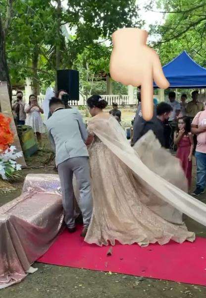 Ternyata seorang pria keluar dari gaun pengantin wanita.