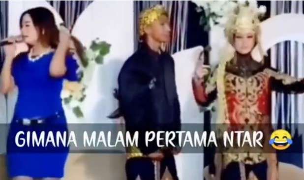 Istri asyik joget bareng biduan