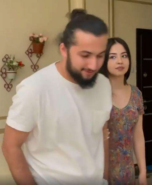 Ternyata si istri tak senang suaminya yang menjawab salam cewek cantik itu.
