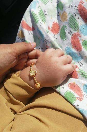 Percaya gelang emas bisa mencegah penyakit pada anak.