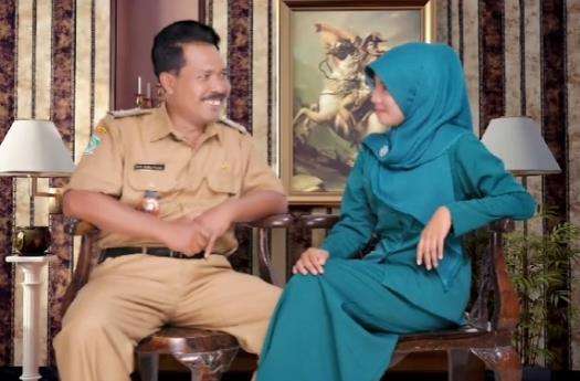 Foto Viki bersama sang suami berseragam dinas.